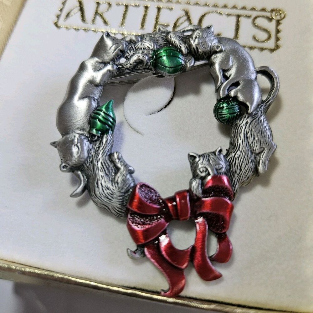 JJ Jonette Jewelry Silver Pewter 'WREATH of Cats' Christmas Pin NIB